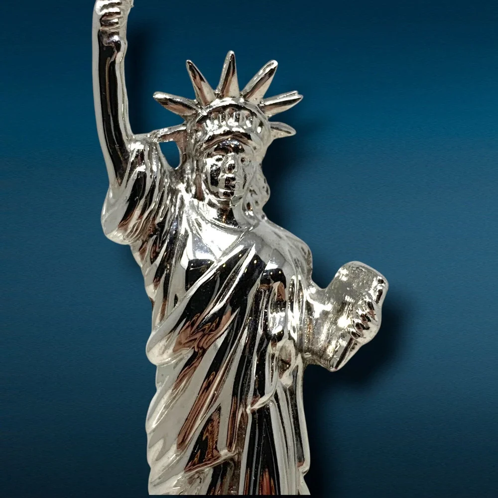 Vintage Elgin Miniature Statue of Liberty Clock Novelty Desk New York Souvenir